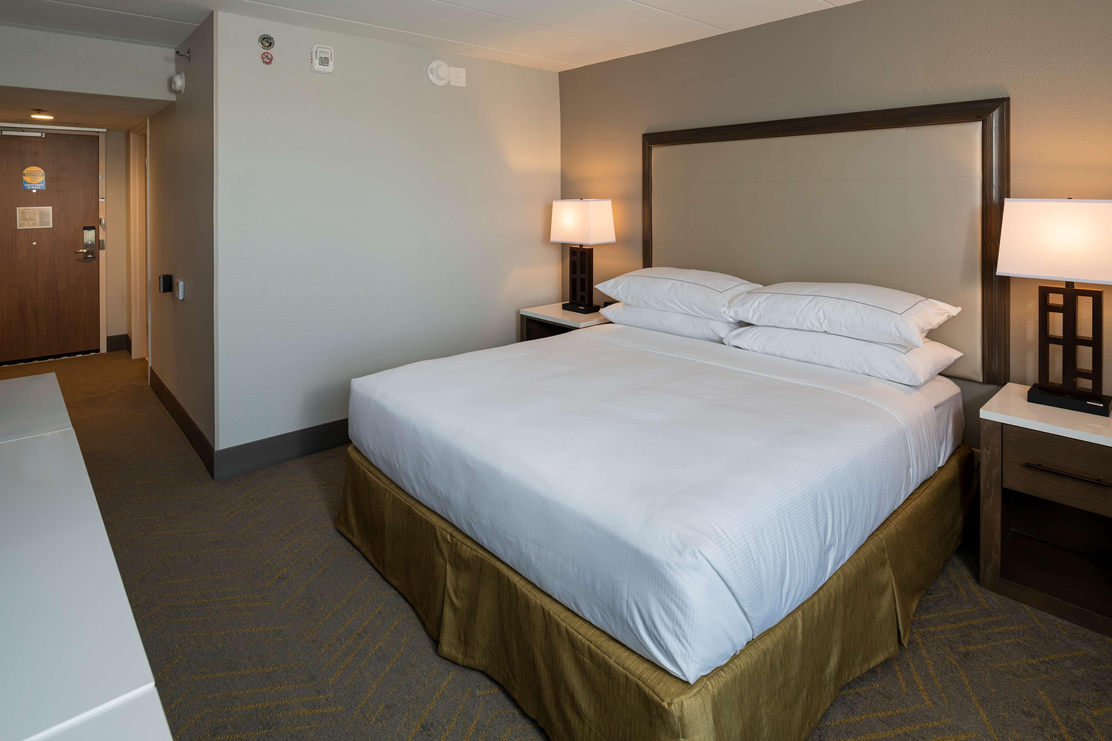 Отель Doubletree By Hilton Madison East Экстерьер фото