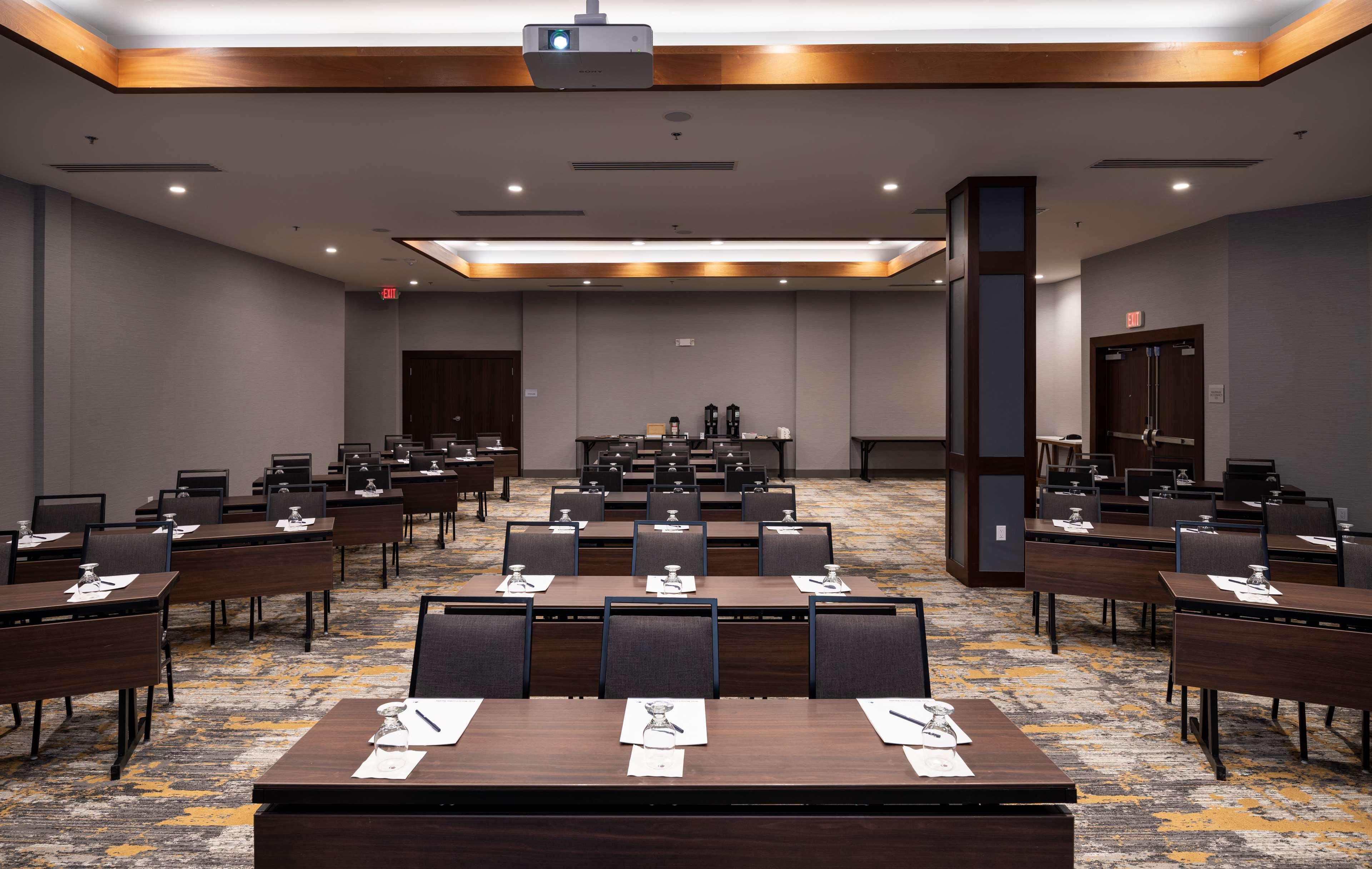 Отель Doubletree By Hilton Madison East Экстерьер фото