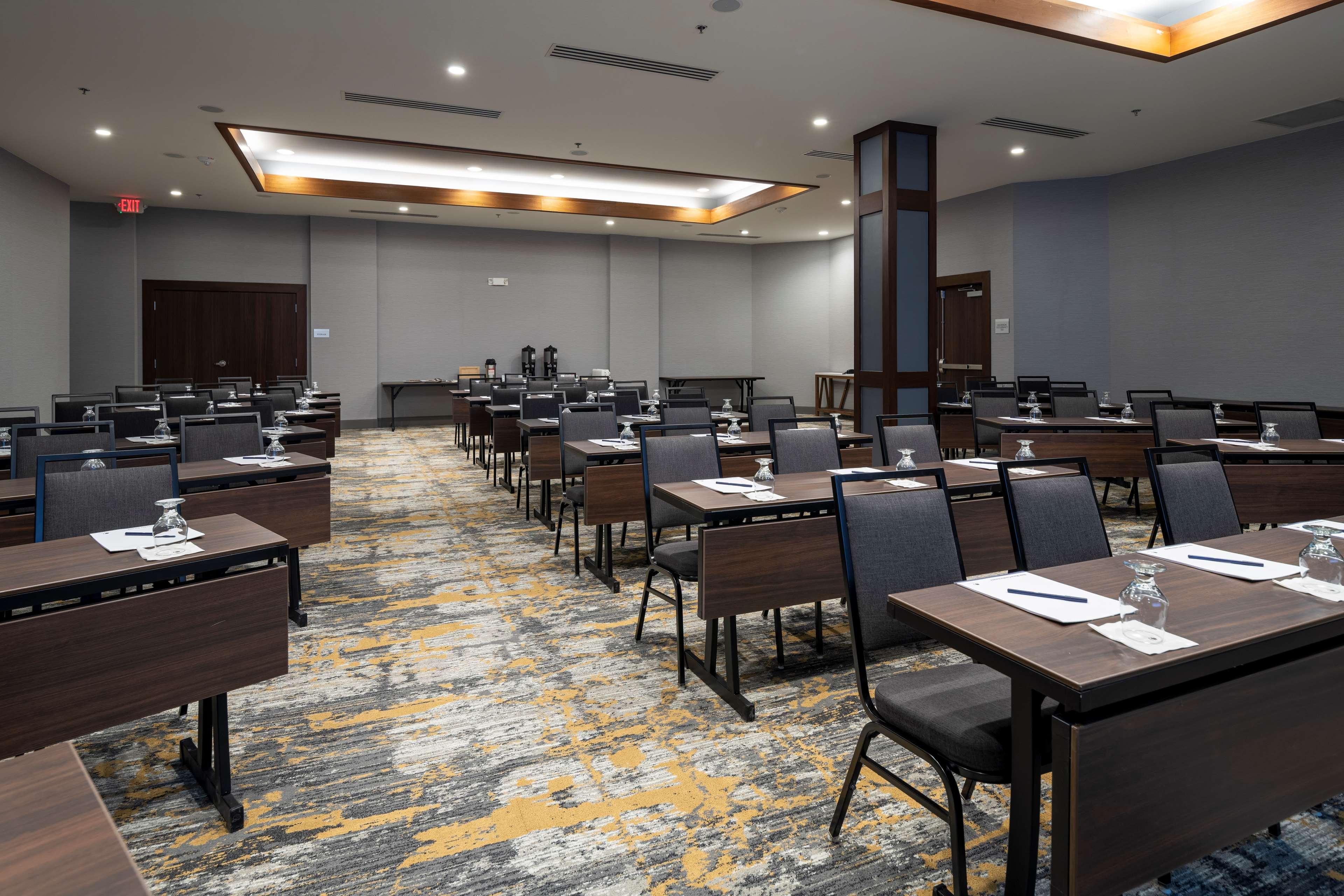 Отель Doubletree By Hilton Madison East Экстерьер фото