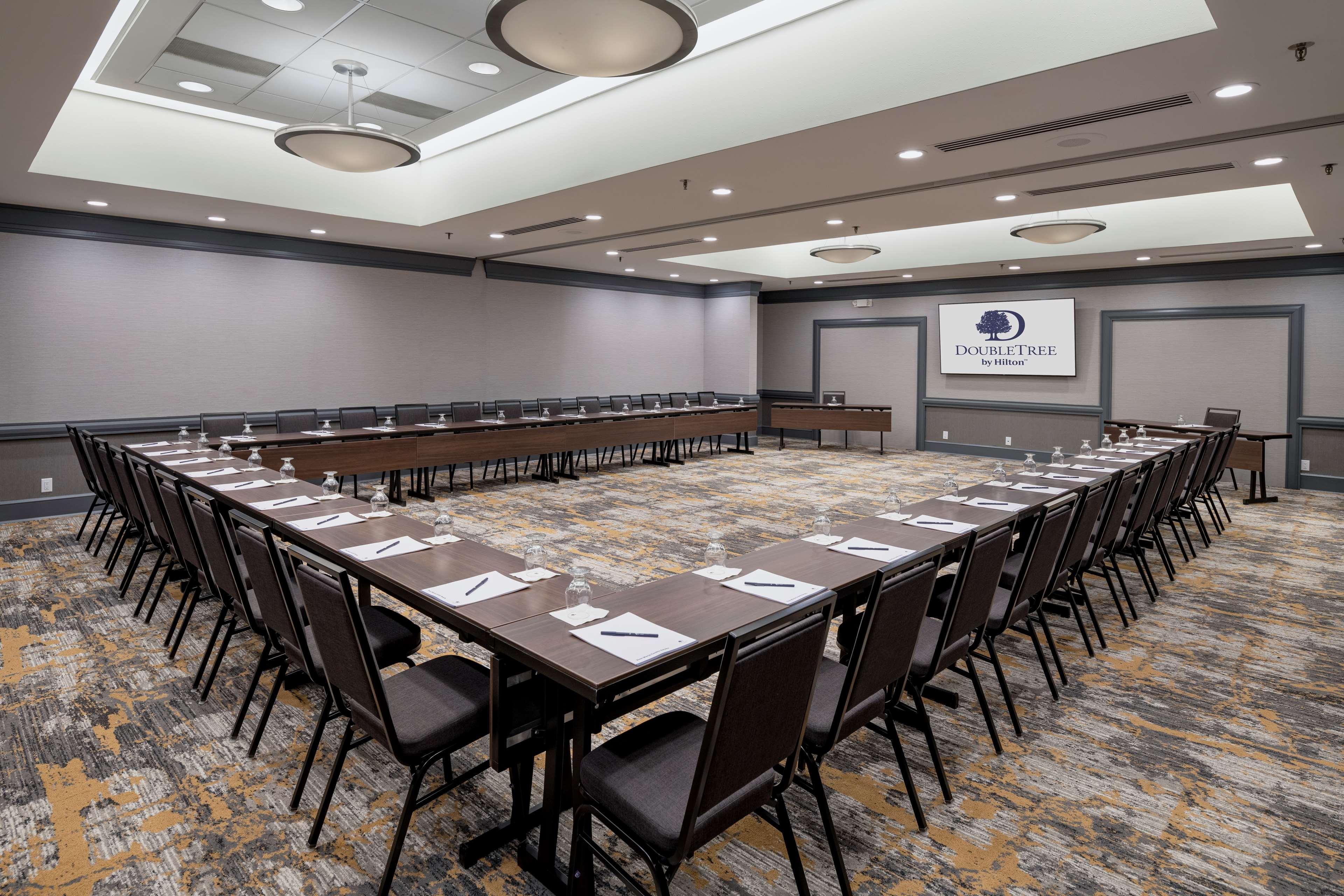 Отель Doubletree By Hilton Madison East Экстерьер фото