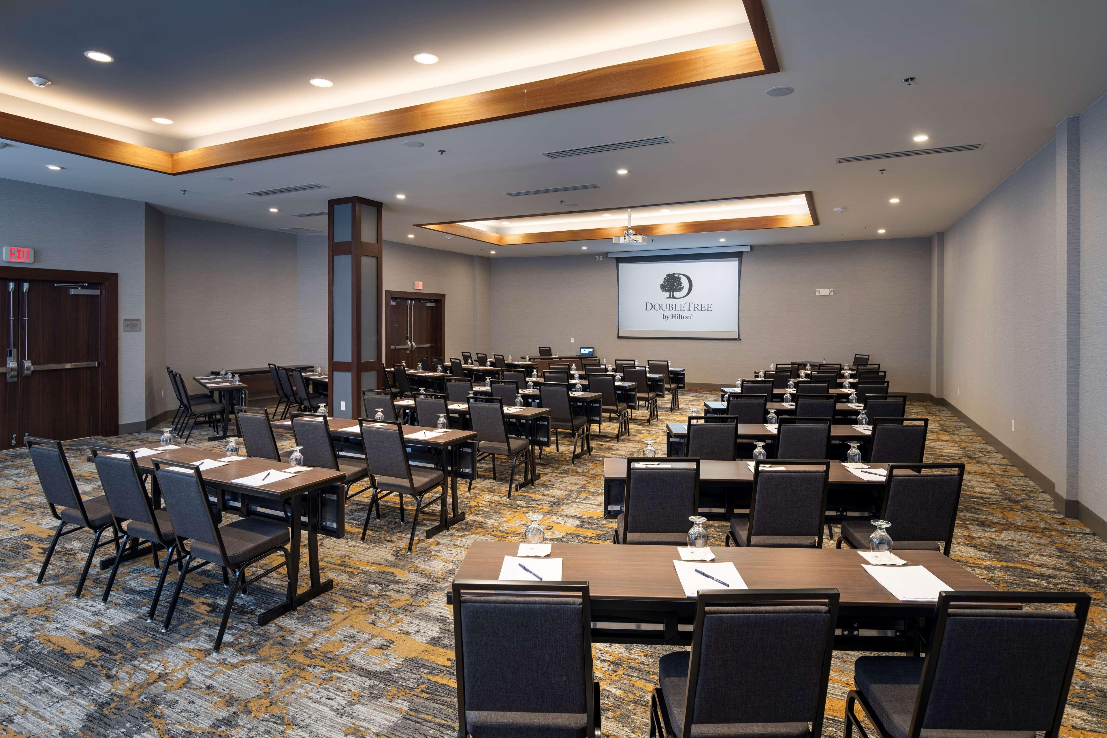 Отель Doubletree By Hilton Madison East Экстерьер фото
