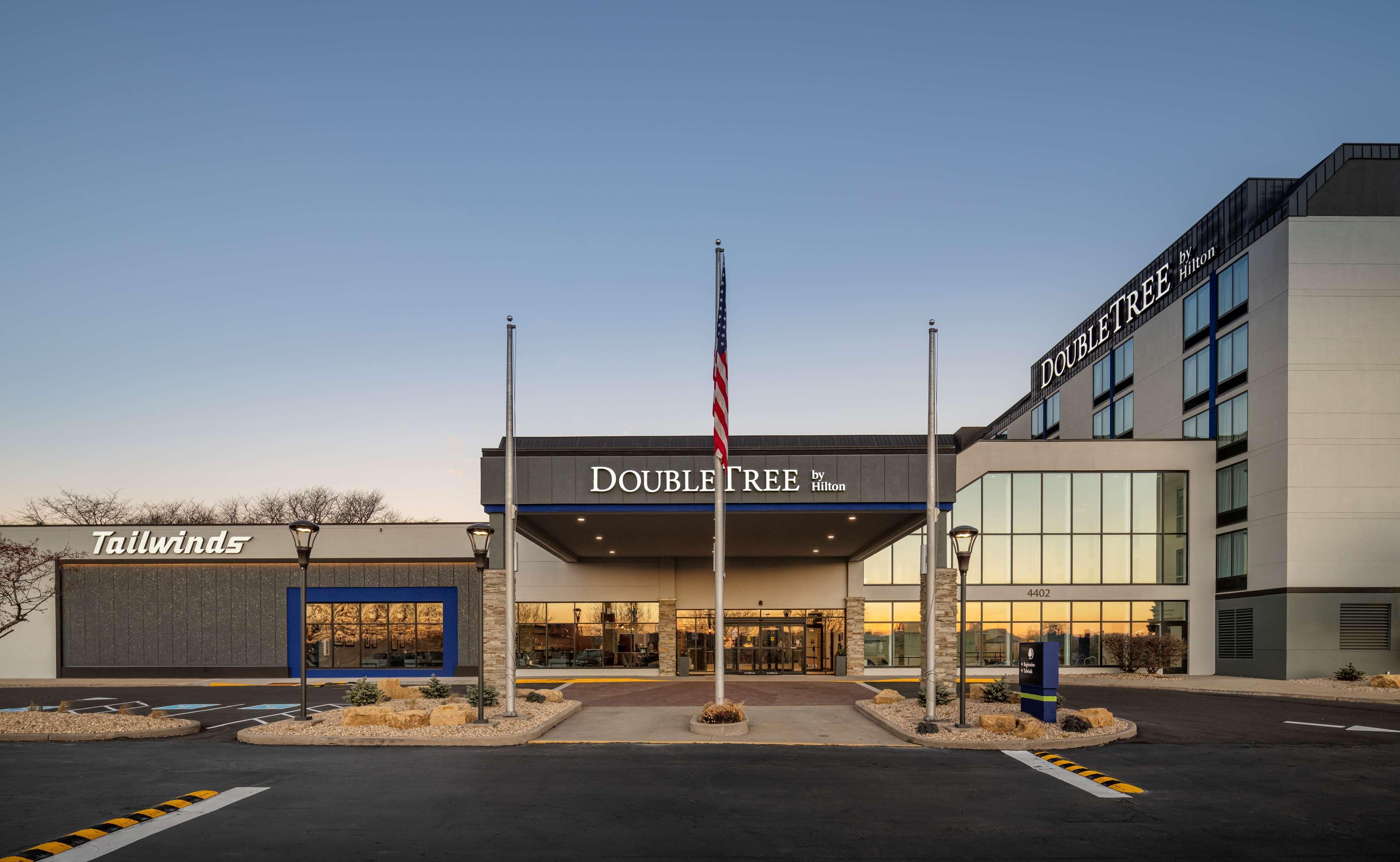 Отель Doubletree By Hilton Madison East Экстерьер фото