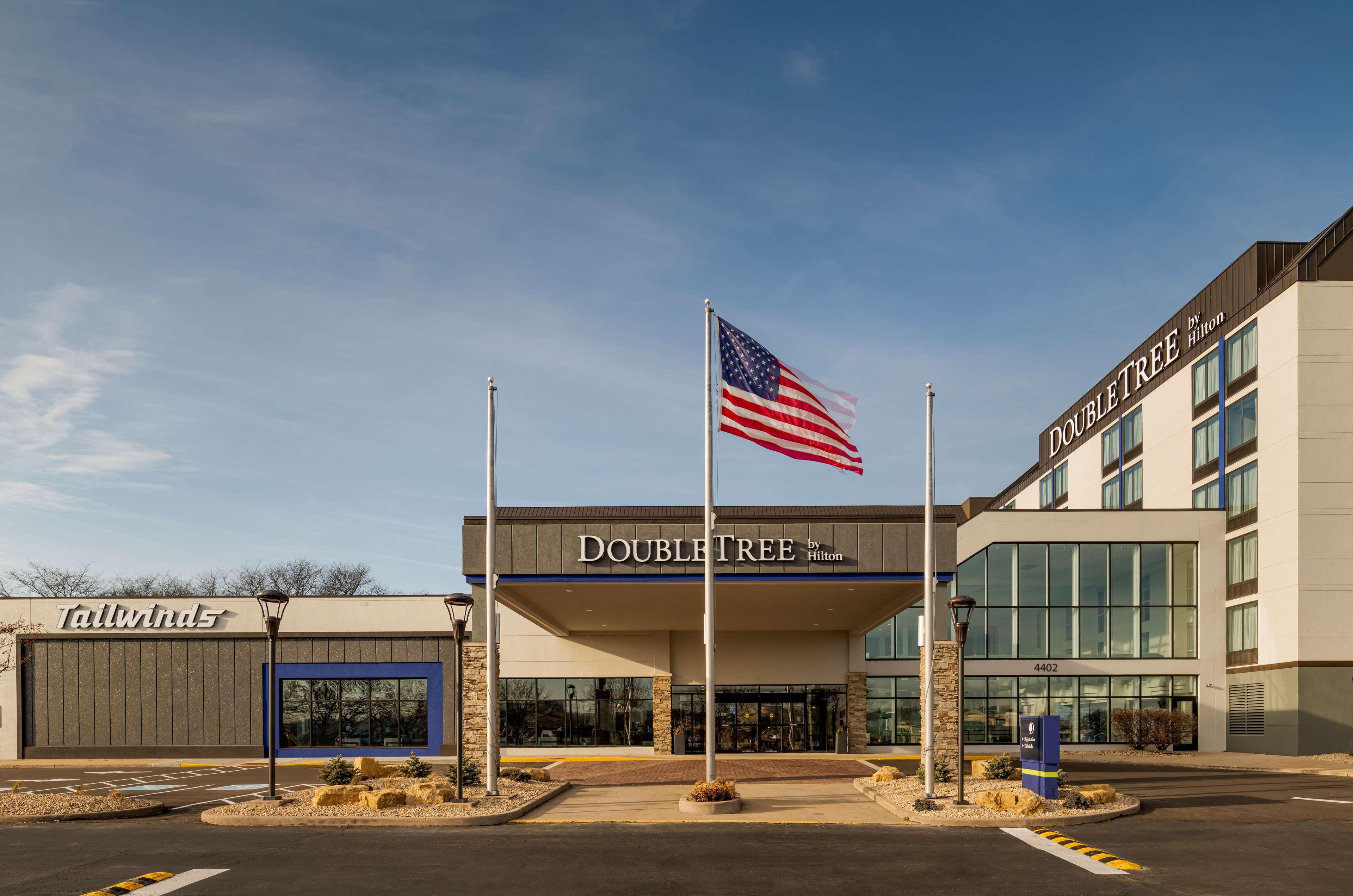 Отель Doubletree By Hilton Madison East Экстерьер фото