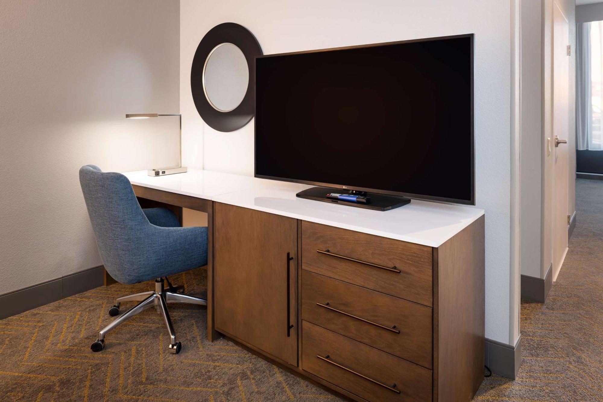Отель Doubletree By Hilton Madison East Экстерьер фото