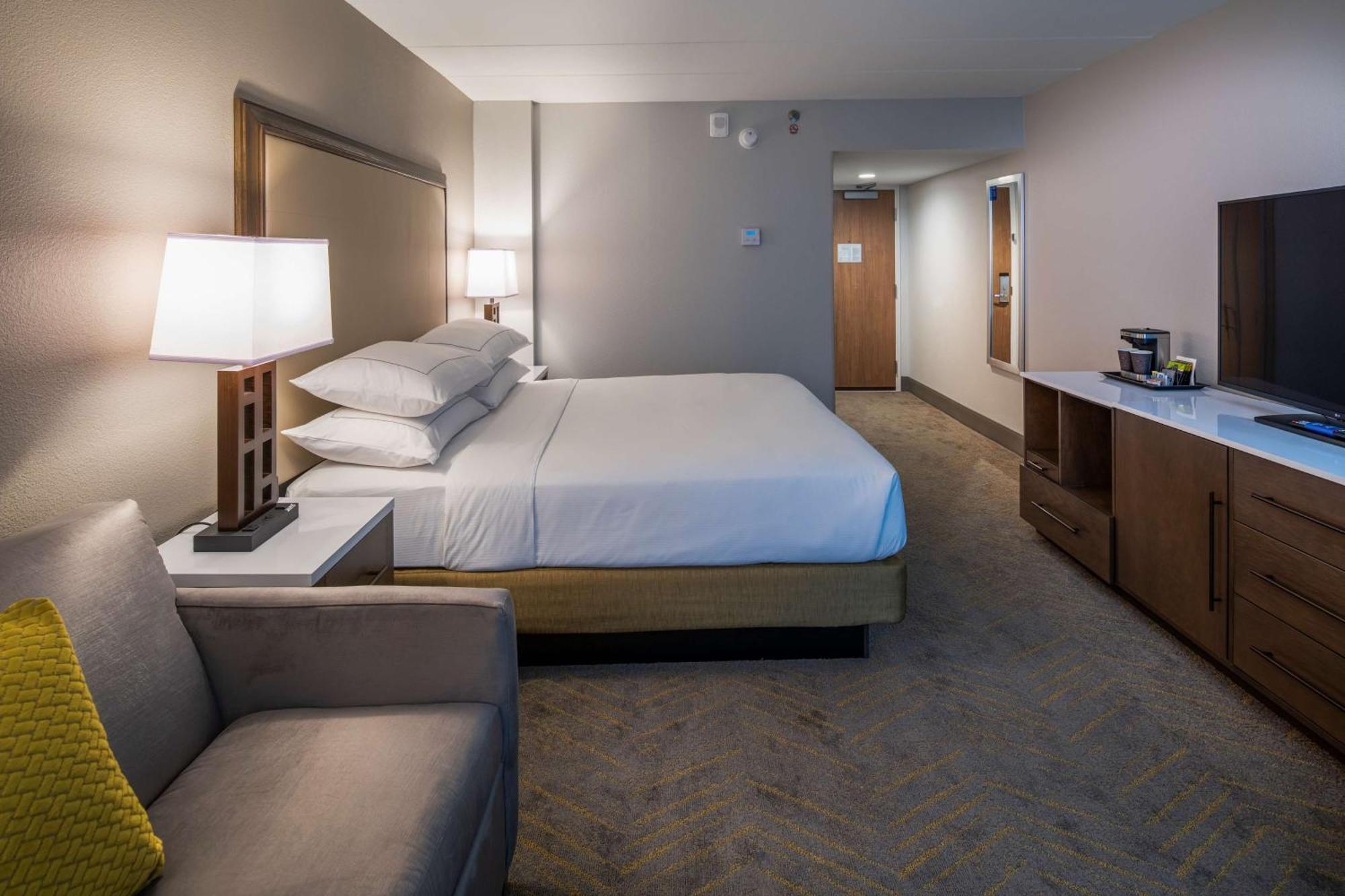 Отель Doubletree By Hilton Madison East Экстерьер фото