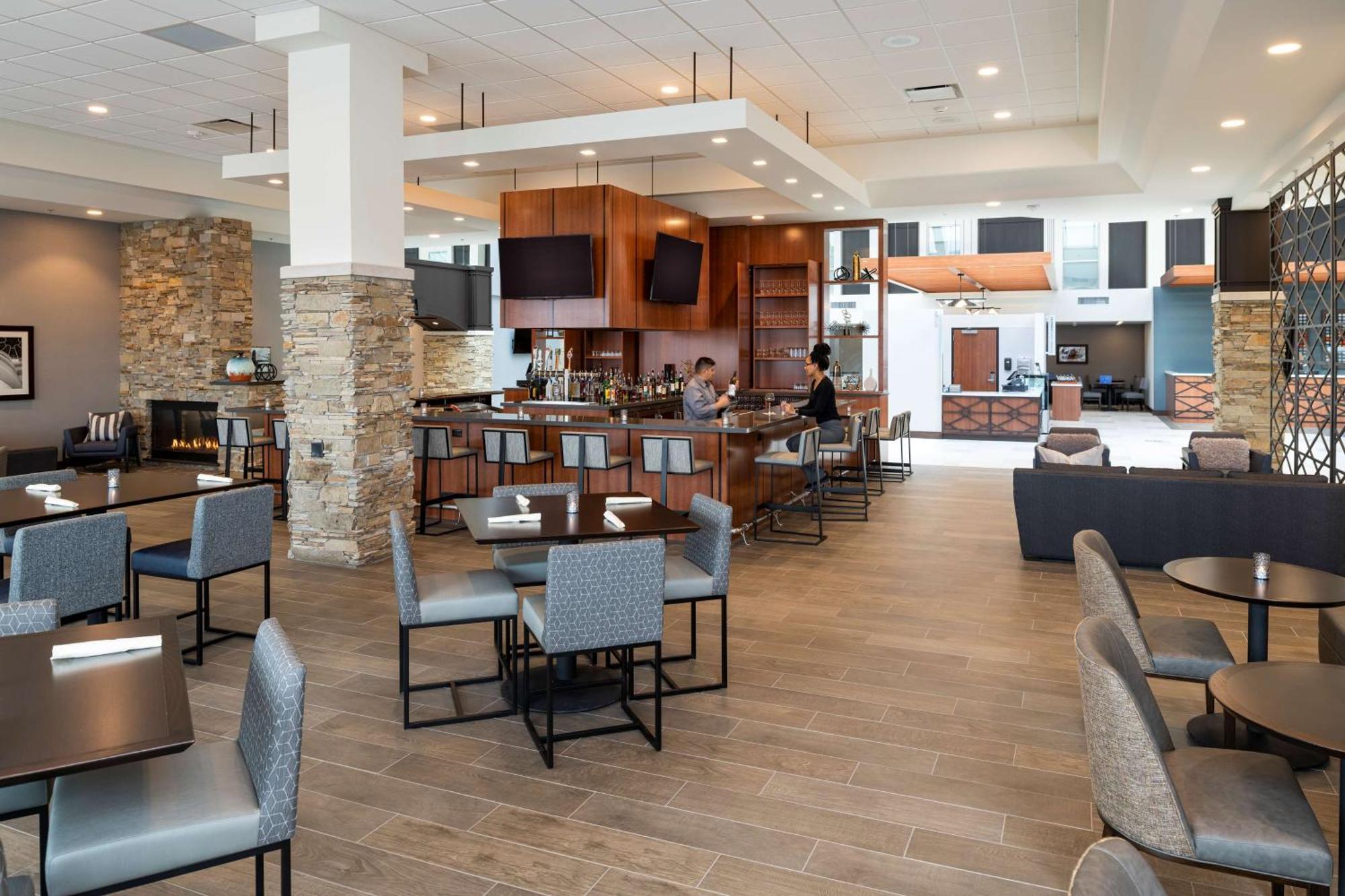 Отель Doubletree By Hilton Madison East Экстерьер фото