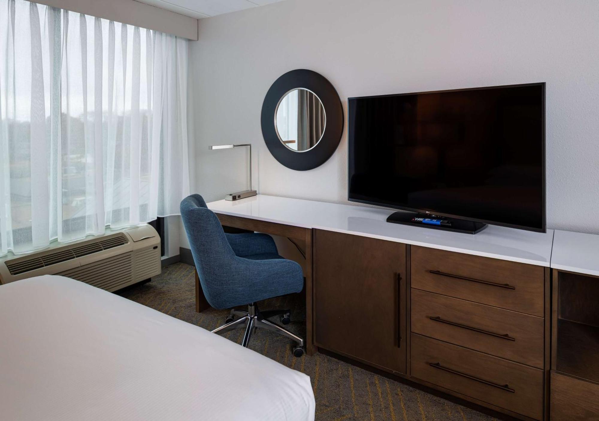Отель Doubletree By Hilton Madison East Экстерьер фото