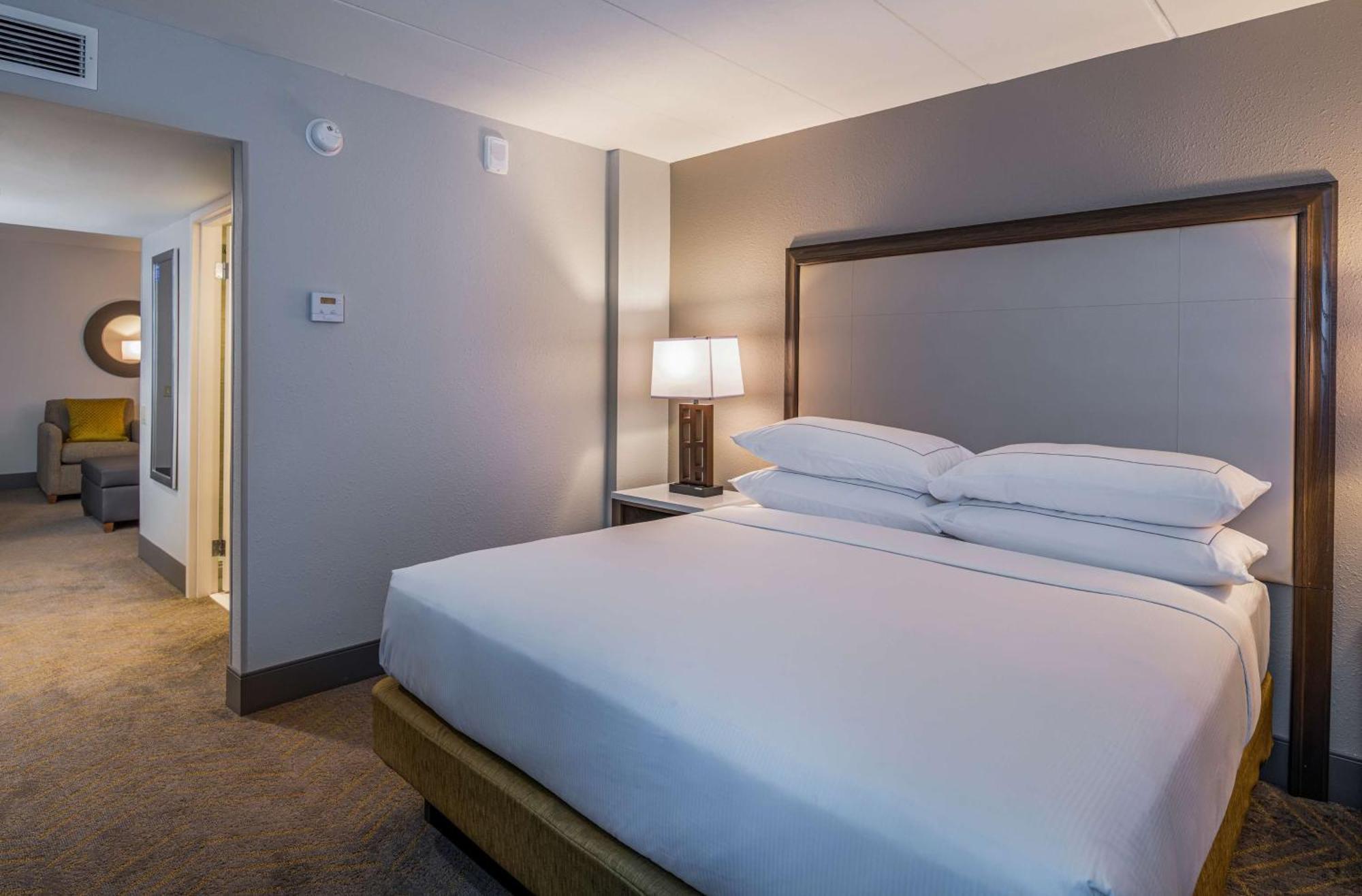 Отель Doubletree By Hilton Madison East Экстерьер фото