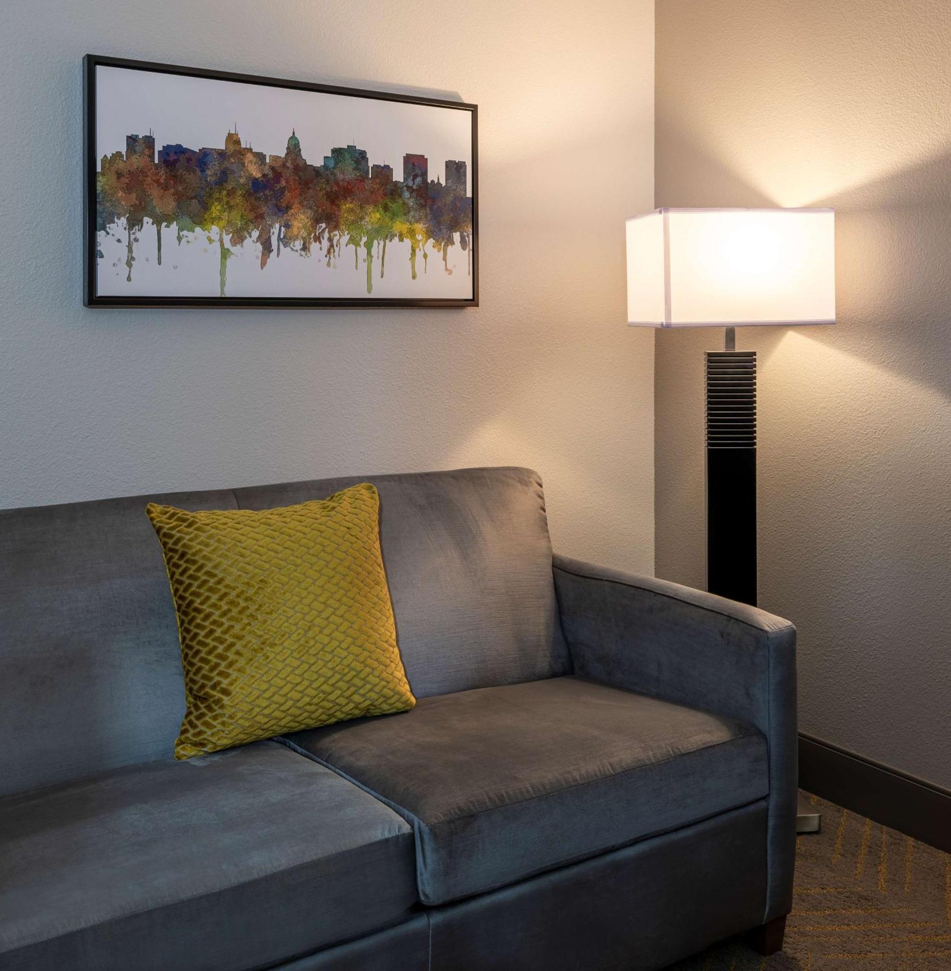 Отель Doubletree By Hilton Madison East Экстерьер фото