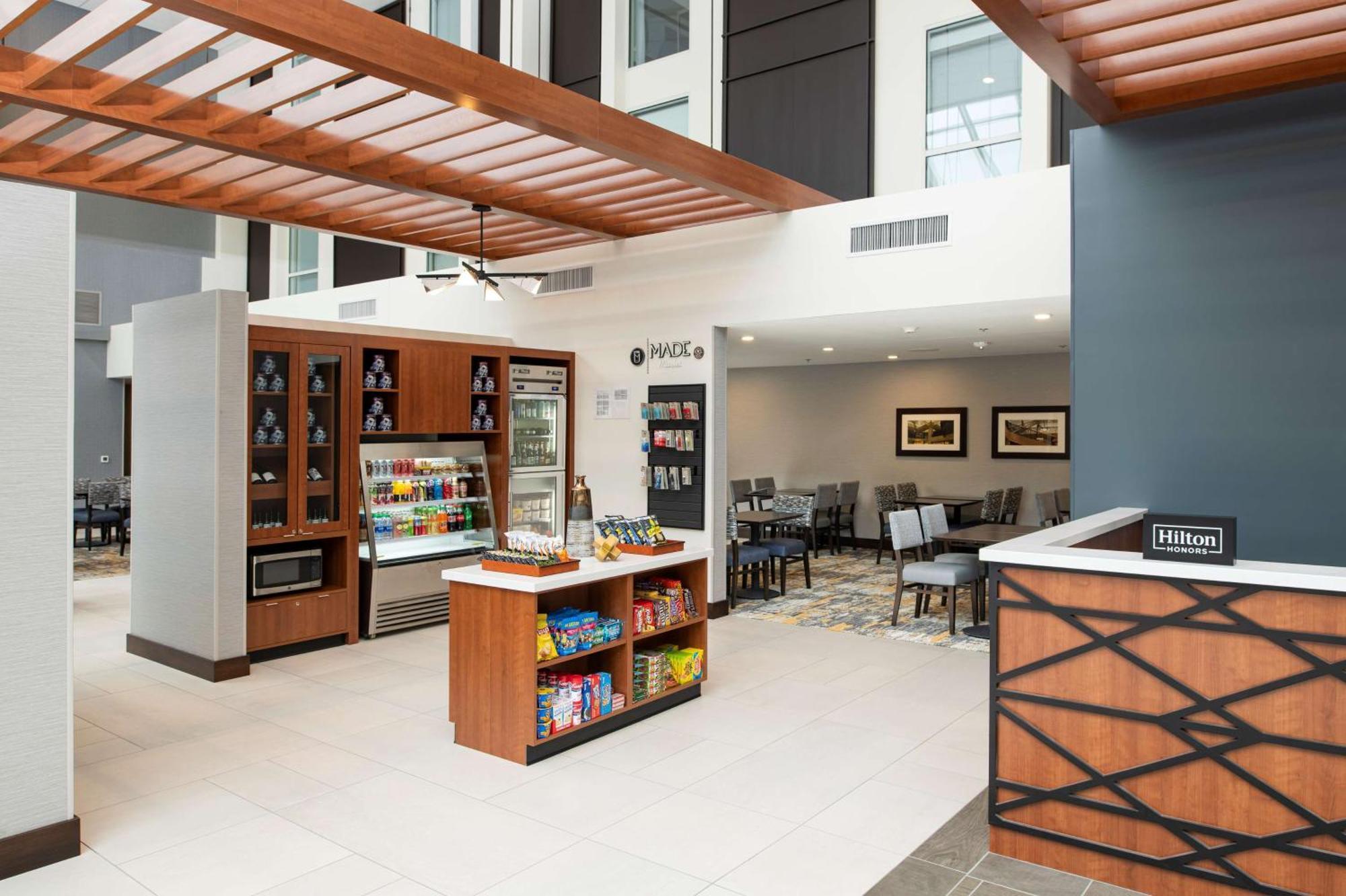 Отель Doubletree By Hilton Madison East Экстерьер фото